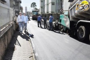 Foto prefeito acompanha obras (5)
