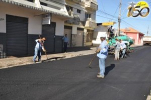 Foto prefeito acompanha obras (7)