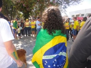 manifestante com bandeira do Brasil nas costas