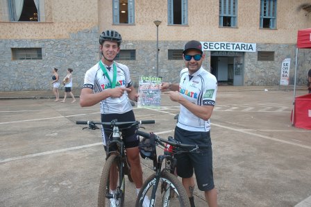 Araxaense Naydson companheiro de equipe do hexa campeão da CIMTB, Rubens Donizente recebendo a nova revista Esportes, Bike e Aventura