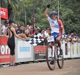 Isabela Lacerda, tri-campeã da CIMTB e vencedora da etapa de Araxá em 2014